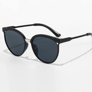 NWT Classic Wayfarer Black Frame Dark Gray/black Lenses Sunglasses!